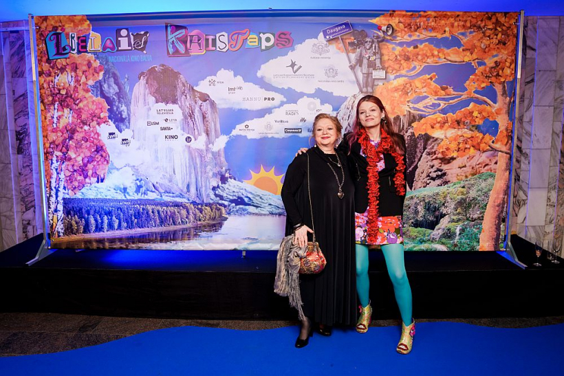 Leonarda Ķestere (no kreisās) tika atzīta par Labāko aktrisi otrā plāna lomā – par lomu Alises Zariņas spēlfilmā "Nospiedumi".