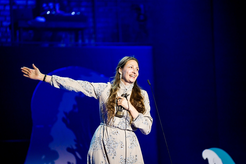 Elizabete Gricmane ieguva Labākās dokumentālās filmas režisores laurus par filmu "Mākslas darbi rodas mokās".