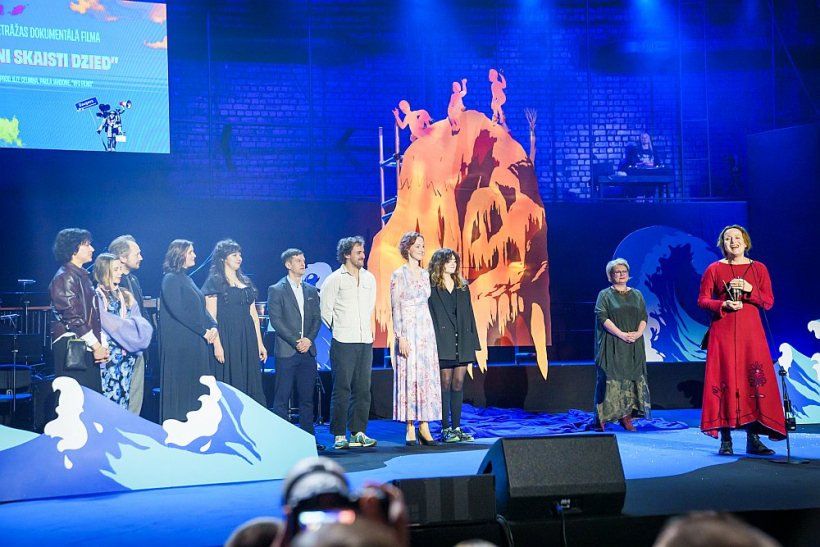 Režisore Krista Burāne kopā ar komandu saņēma Jura Podnieka balvu "Labākā pilnmetrāžas dokumentālā filma", ko atbalsta "Hannu Pro", par filmu "Visi putni skaisti dzied", kas vēršas pret mežu izciršanu.
