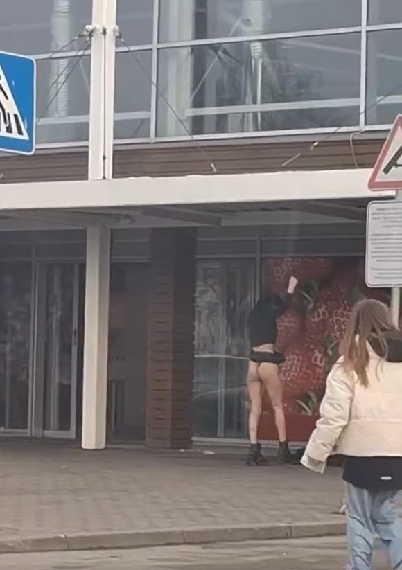 Ekrānuzņēmums no video, kur sieviete atkailinās pie veikala "Rimi" Bauskā.