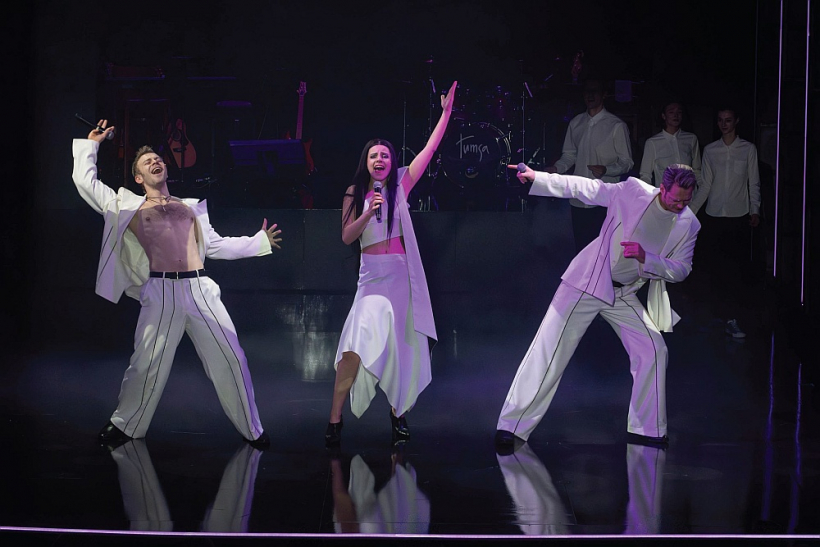 Dziesmas "Fly" inscenējums. No kreisās: Valts Skuja, Agnija Dreimane, Gatis Maliks.