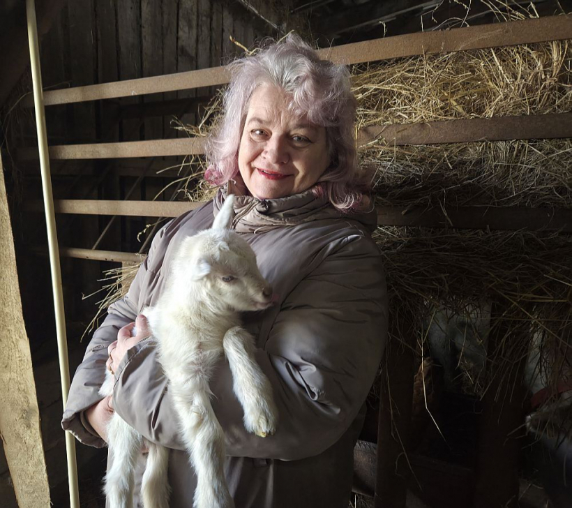 Z/S "Līcīši" saimniece Māra Liepiņa ar pirms pāris dienām dzimušu kazlēnu.