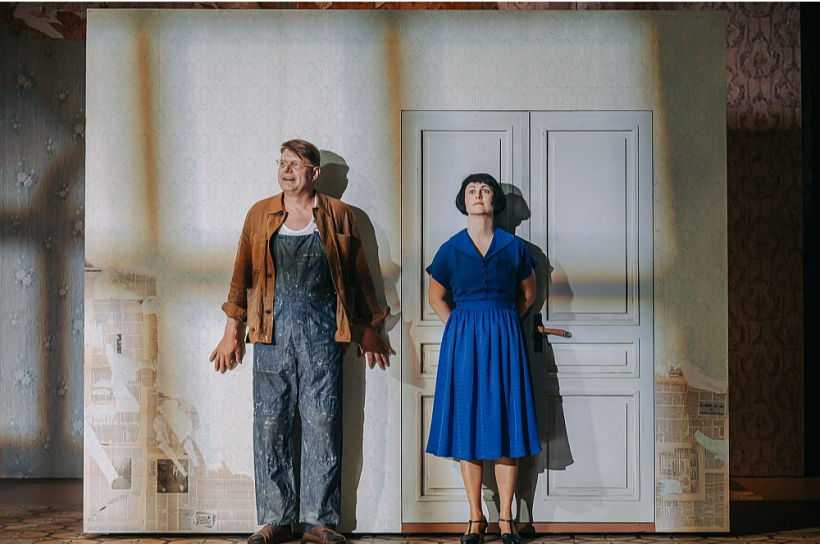 Skats no Liepājas teātra izrādes "Dzīvoklis".