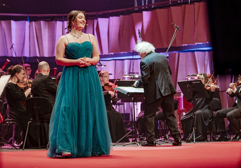 Dziedātāja Katrīna Paula Felsberga Lielās mūzikas balvas ceremonijā.