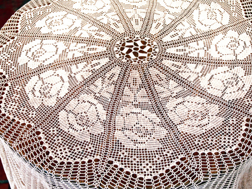 Tamborēts galdauts.