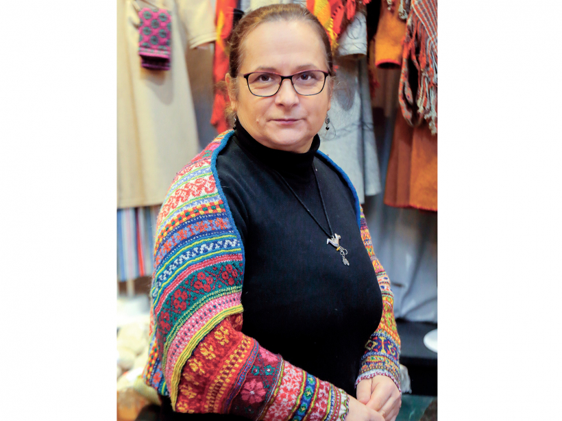 Rucavas un Alsungas cimdu rakstos adīta jaka.