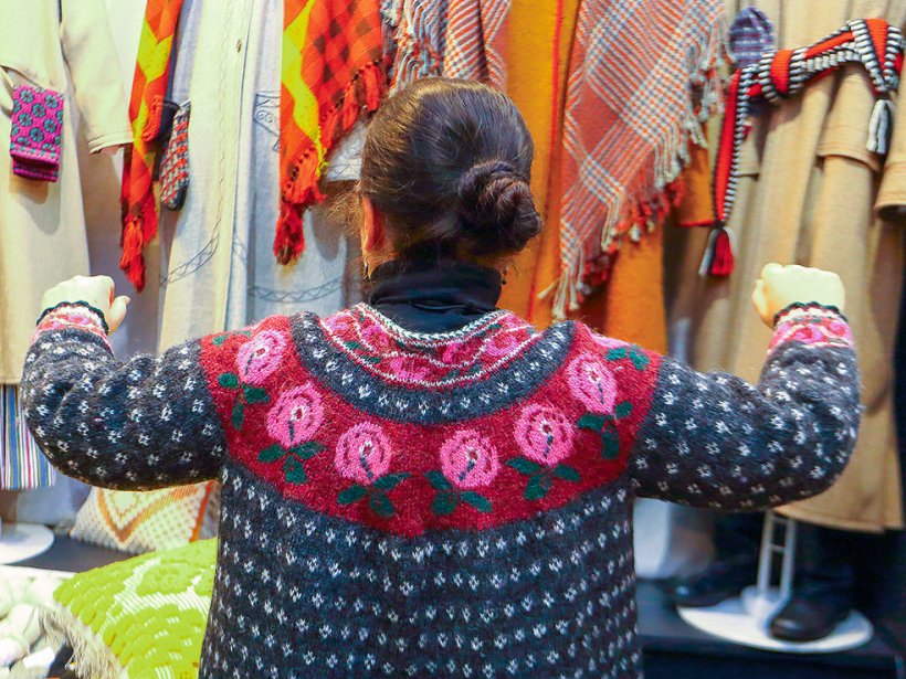 Islandes jaka ar rožu rakstiem.