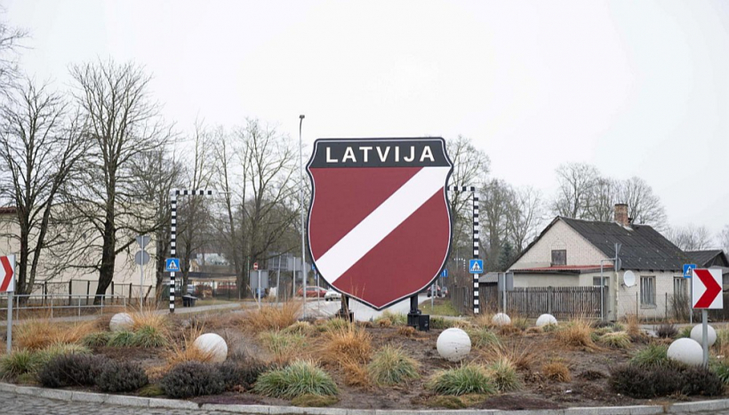 Stilizēts sarkanbaltsarkanais vairodziņš Ogrē.