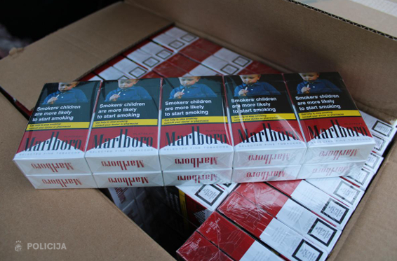Valsts policija automašīnas bagāžas nodalījumā konstatē 30 000 cigarešu bez akcīzes nodokļu markām.