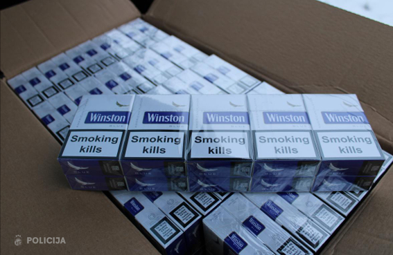 Valsts policija automašīnas bagāžas nodalījumā konstatē 30 000 cigarešu bez akcīzes nodokļu markām.