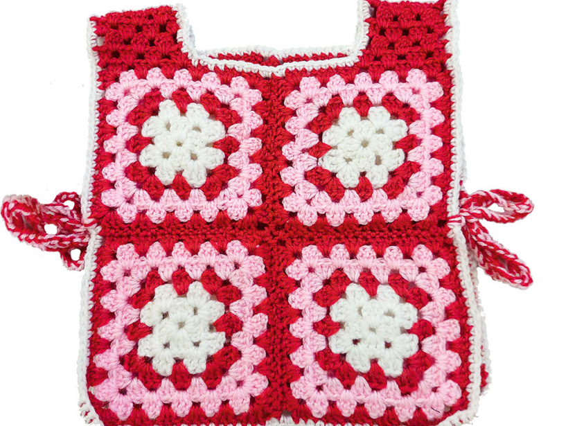 Tamborēta vestīte.