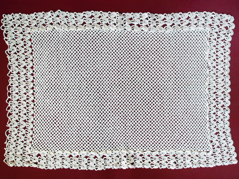 Tamborēta sedziņa.