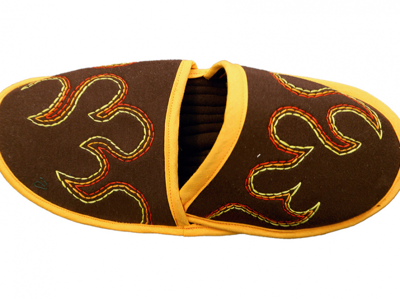 Izšuvums ar tirju krāsu diegiem.