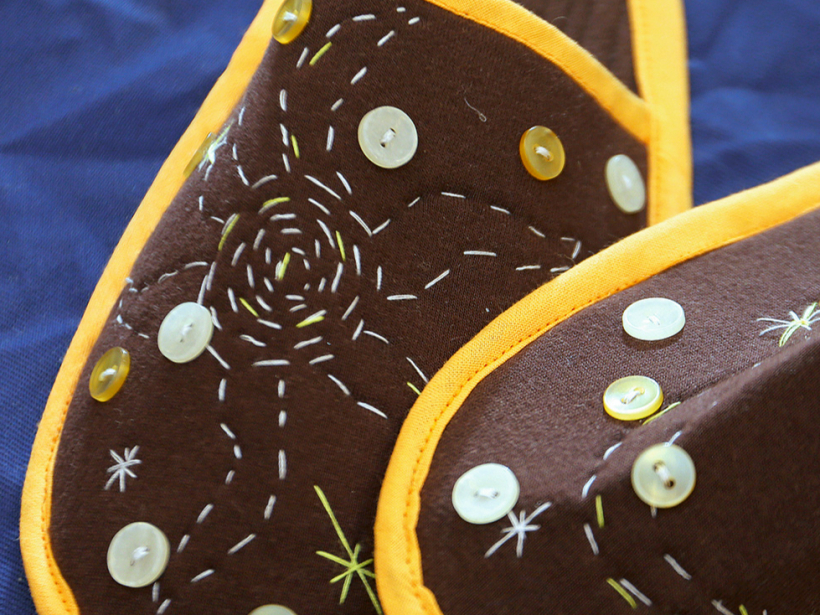 Dažām čībām izšuvumi papildināti ar podziņām.