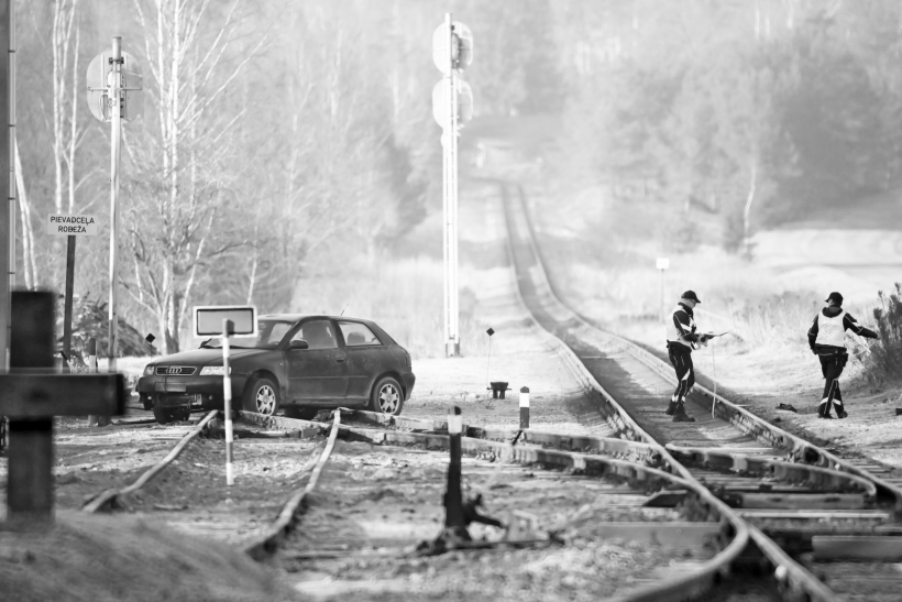 Uz sliedēm atstātais automobilis.