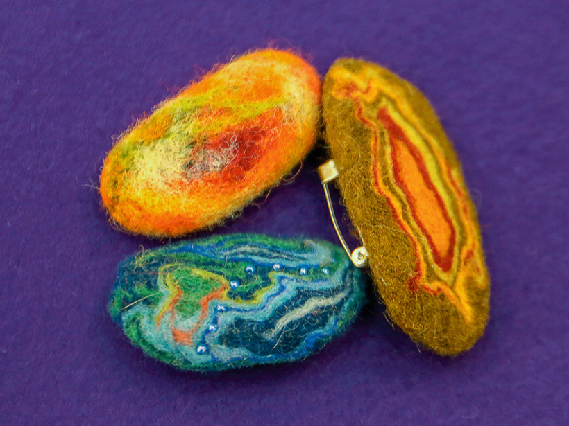 Skolotājas Vijas Liepas paraugs filcētām piespraudēm.