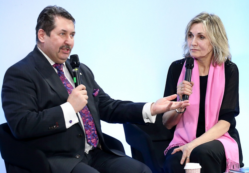 Igors Rajevs un Ērika Šmeļkova diskusijā Rīgas grāmatu svētkos.