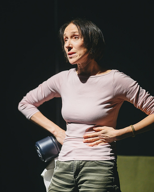 EDGARS POHEVIČS/PUBLICITĀTES FOTO Valtera Sīļa un skatuves mākslinieku iestudējumā "Parasta pirmdiena" uz skatuves Karīna Tatarinova.