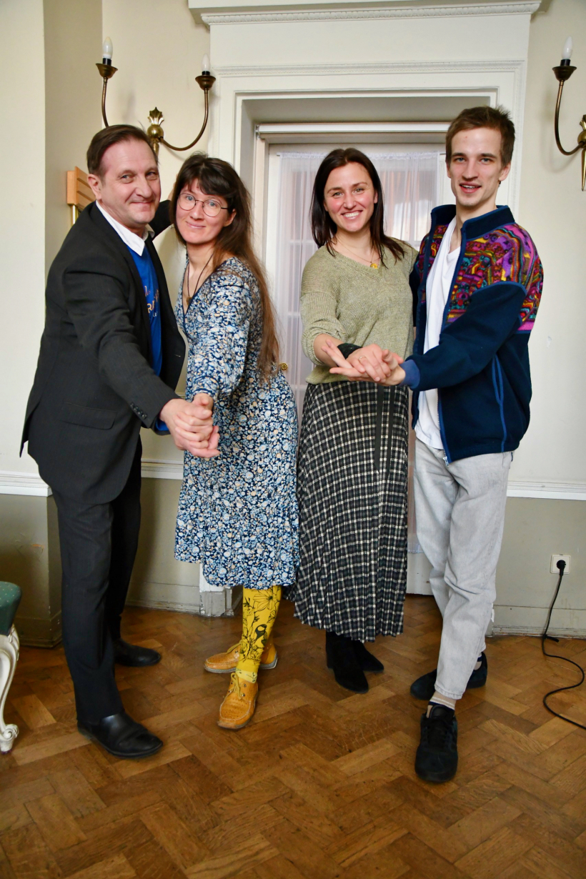 No labās: Raidieraksta vadītājs Domeniks Slišāns, Tautas dejas speciālisti - Dace Smirnova, Inga Dūka, Ernests Spīčs. 