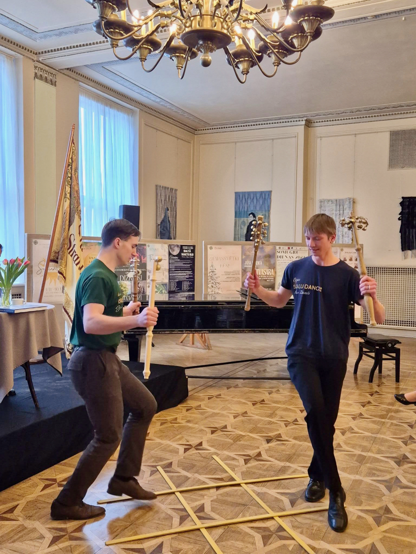 Mikitu dejo Ernests un Dzintars no "Rīgas dančiem".