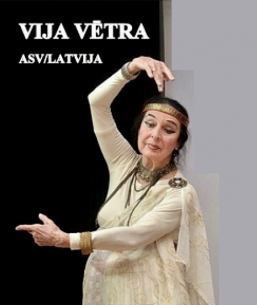 Vija Vētra kā latviešu dejas priesteriene 2010. gadā uz LNOB Mazās zāles skatuves Vispasaules dejas kongresa laikā. 