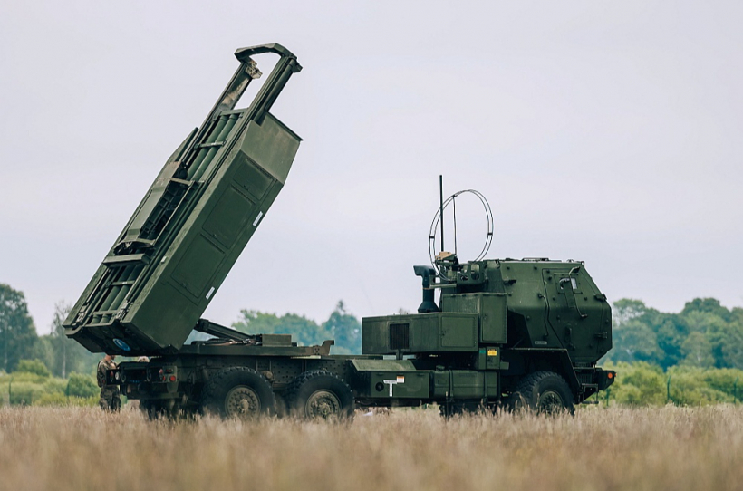 HIMARS raķešu iekārtas demonstrācija Ventspils lidlaukā. Latvija nolēmusi iegādāties sešas šādas iekārtas kopā ar ATACMS raķetēm, kas var sasniegt mērķus līdz 300 kilometriem. Piegāde paredzēta nākamgad.