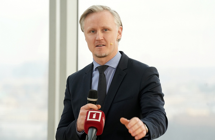 Rihards Kols, Eiroparlamenta deputāts no Eiropas Konservatīvo un reformistu grupas: "Strādājot pie jaunā Konkurētspējas fonda, būs jāspēj konsolidēt esošās programmas un piedāvāt tās vienkāršotā veidā, mazinot birokrātiju un slogu uz uzņēmēju vidi. Lielākā daļa no Konkurētspējas fonda līdzekļiem tiks atvēlēta noturībai, drošībai un aizsardzībai – tie ir 125 miljardi eiro."