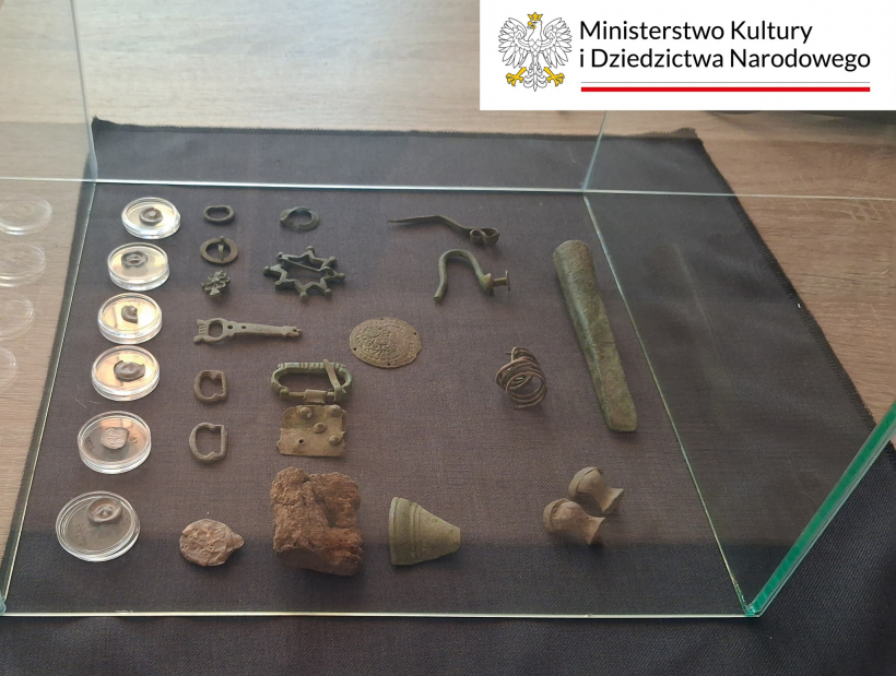 Arheologi atrada arī dažādus priekšmetus, tostarp nažus un dzelzs piekaramās slēdzenes.