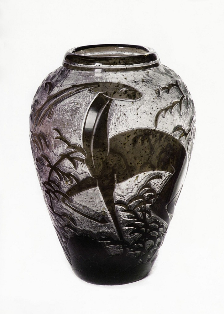 Olveida stikla vāze ar gravētu brieža atveidojumu, franču stikla manufaktūra "Daum Nancy" (1925).