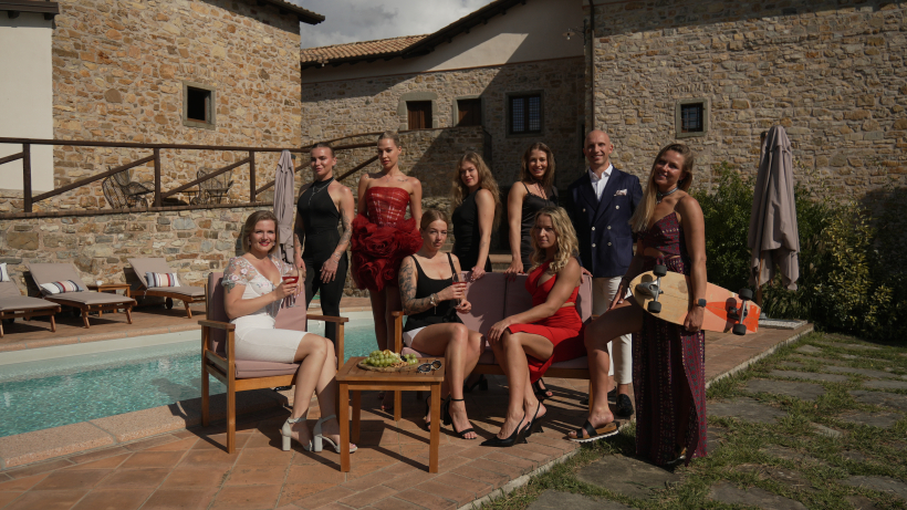 Šova "Mīlestības villa" dalībnieces un vadītājs.