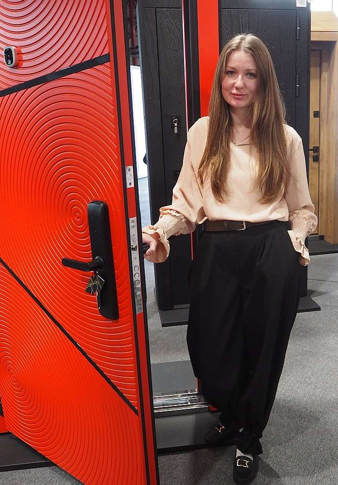 Palūkot, kā klājas sadarbības partneriem "Tavas durvis", no Ukrainas bija atbraukusi ražotāju pārstāve eksporta daļas vadītāja Anastasija Jeņisimova.