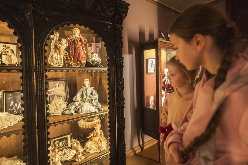 Izstāde "No bērnības līdz buduāram: lelles sieviešu pasaulē".