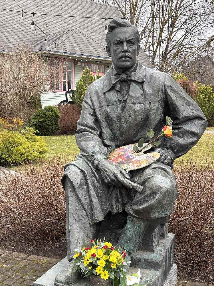 Piemineklis gleznotājam Janim Rozentālam pie Saldus vēstures un mākslas muzeja.