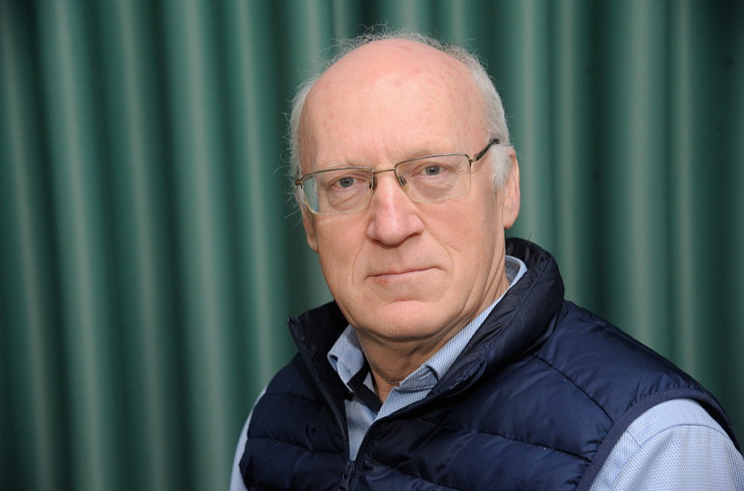 Latvijas Atjaunīgās enerģijas alianses (LAEA) valdes priekšsēdētājs Alnis Bāliņš: "Lielākā daļa t. s. zaļā skepticisma ir vienkārši nevēlēšanās redzēt blakus savai mājai vēja staciju mastus. Proti, tas nav skepticisms tajā nozīmē, ka šie cilvēki apšauba klimata pārmaiņas, tā ir "tikai ne manā pagalmā" attieksme."