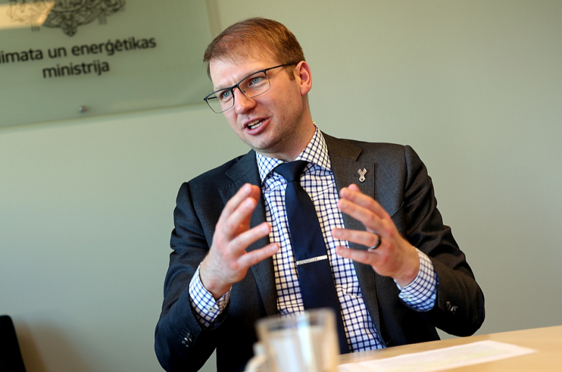 Klimata un enerģētikas ministrs Kaspars Melnis: "Fakti liecina par pretējo, nekā apgalvo atjaunīgās enerģijas projektu kritiķi. 2025. gadā Latvijā bija 184 stundas, kad elektroenerģija bija nopērkama par nulles vai pat negatīvu cenu. Tie, kas pieslēgušies biržas tarifiem un seko šīm izmaiņām, varēja izmantot šīs stundas. Vai kaut ko tamlīdzīgu jebkad ir spējuši piedāvāt fosilie resursi?"