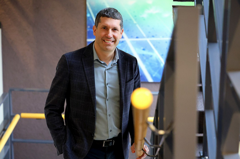 "Latvenergo" valdes priekšsēdētājs Mārtiņš Čakste: "Visi vēja un saules parki, kas Eiropā būvēti pirms 2020. gada, ir būvēti ar subsīdiju palīdzību. "Latvenergo" spēja izmantot hidroelektrostaciju kaskādes radītās priekšrocības – tā kā bijām zaļi, tad nebija tik liela spiediena attīstīt saules un vēja parkus periodā, kad to komerciālo pamatojumu un tehnoloģisko briedumu varēja apšaubīt. Toties tagad mēs varam izmantot jau nobriedušas un komerciāli pamatotas tehnoloģijas, kurām subsīdijas vairs nav vajadzīgas."