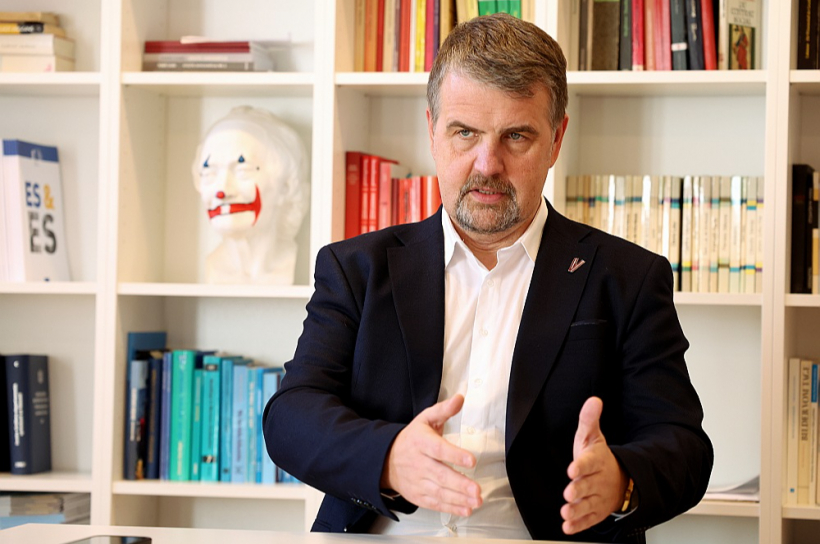 Eiropas Parlamenta deputāts Ivars Ījabs: "Eiropas Savienības politikā šobrīd vērojams spēcīgs dažādu prasību vienkāršošanas, samazināšanas vai atcelšanas vilnis. Svarīgākais šādas vienkāršošanas mērķis ir atjaunot Eiropas uzņēmumu konkurētspēju pasaulē, taču šis vilnis skar arī zaļos mērķus."