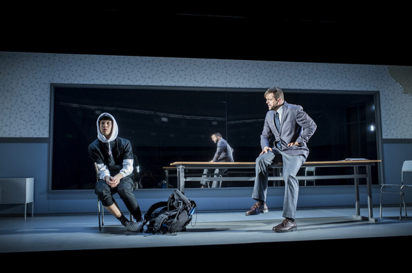 Skats no Dailes teātra izrādes "Monstrs".