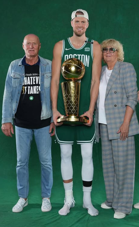 Kristaps Porziņģis kopā ar vecākiem Tāli un Ingrīdu.