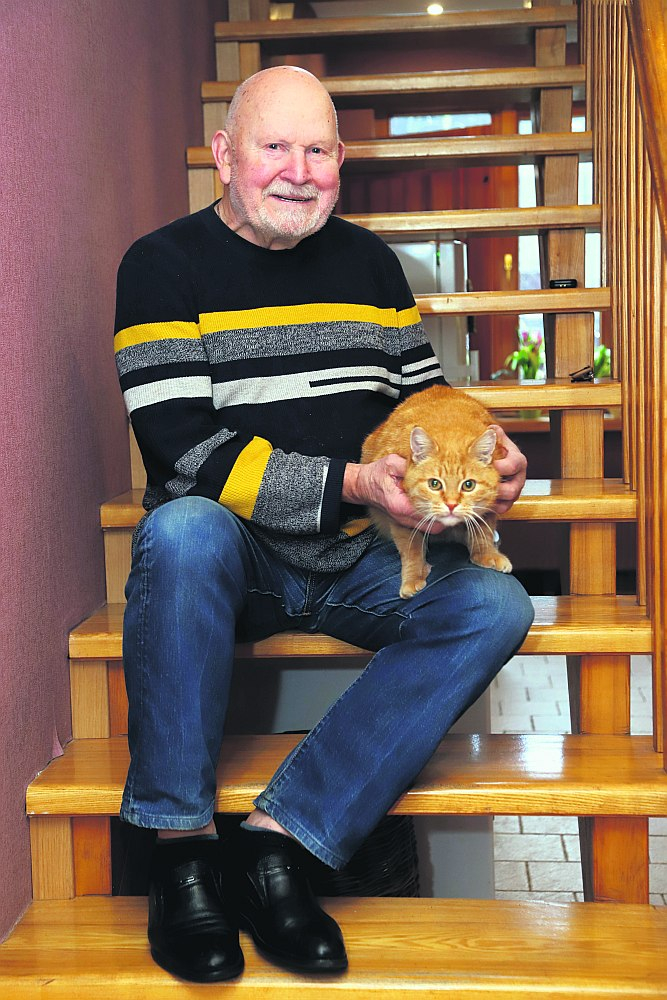 Komponists ar vienu no mājas sargiem – rudo kaķu puiku Pekonenu.