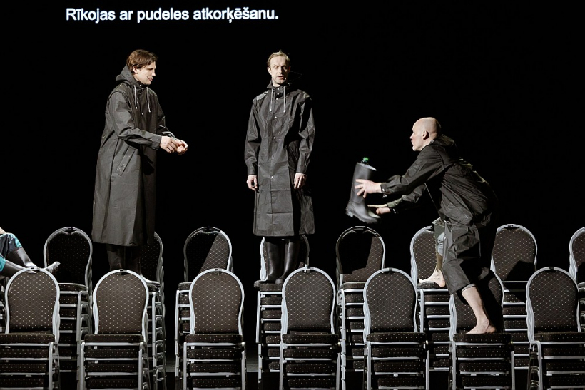 No kreisās: Raimonds Celms (Vīskreļa lomā), Kārlis Reijers (Edgara tēlā) un Gundars Grasbergs (Sutkas lomā).