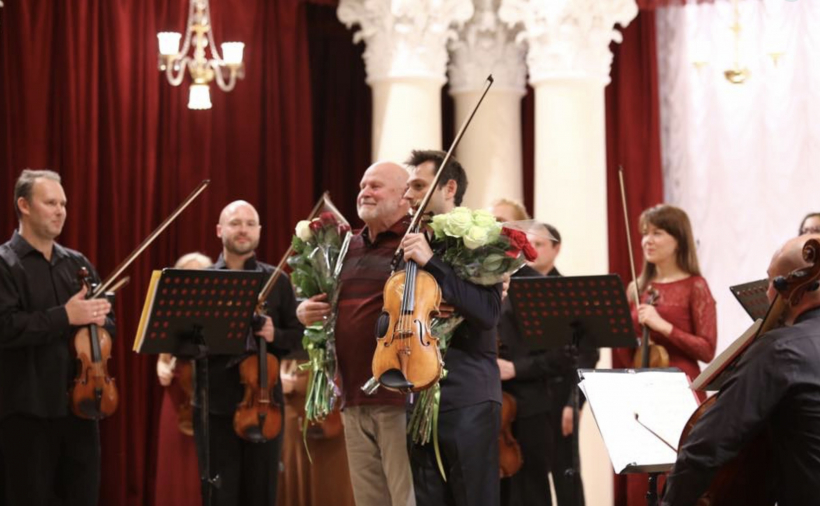 Komponists Pēteris Vasks kopā ar altistu Maksimu Risanovu un "Kijivas solistiem" pēc 2019. gada koncerta Kijivā. No Maksima Risanova personīgā arhīva