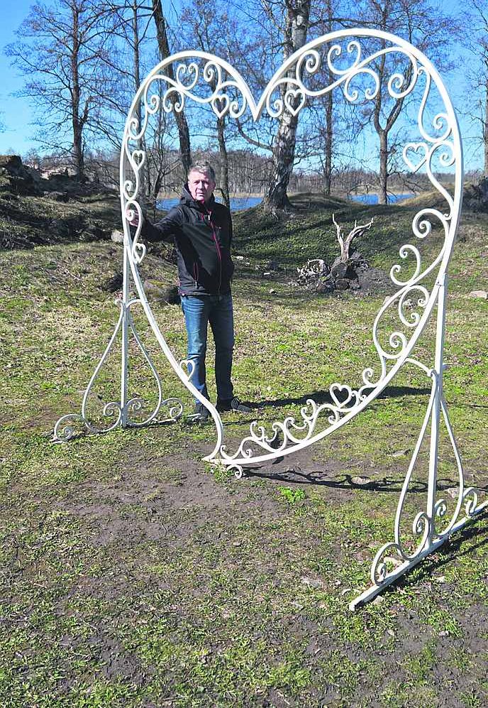 Viļakas apvienības pārvaldes vadītājs Oļegs Kesks ved parādīt, kur caur katoļu draudzes uzstādīto metāla "Sirdi" var redzēt Viļakas Jēzus sirds baznīcas torņus.