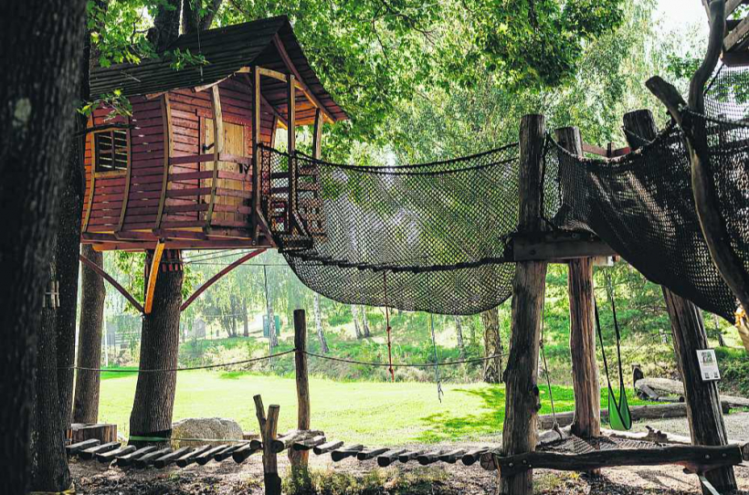 Atpūtas parkā "Kļavu krasti" ir kā lielā rotaļlaukumā, kas radies, sakopjot nelielu aizlaistu mežiņu.