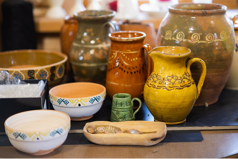 Amatnieku dienās ir daudz iespēju iemācīties veidot keramikas darbus, aust jostas un adīt rakstainus cimdus.