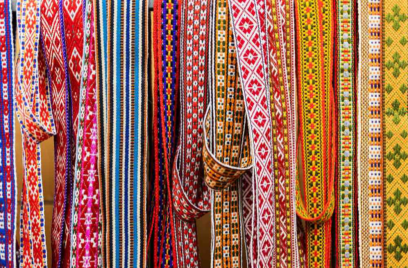 Amatnieku dienās ir daudz iespēju iemācīties veidot keramikas darbus, aust jostas un adīt rakstainus cimdus.