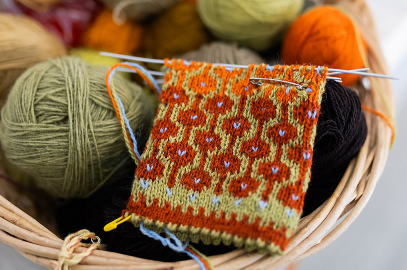 Amatnieku dienās ir daudz iespēju iemācīties veidot keramikas darbus, aust jostas un adīt rakstainus cimdus.