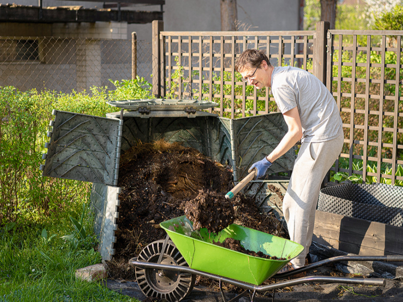 Ērti, ja kompostam var piekļūt ar ķerru.