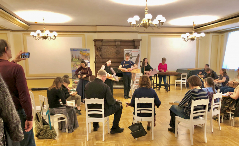 Koklētāji apgūst spēlētprasmi un sakoklē.