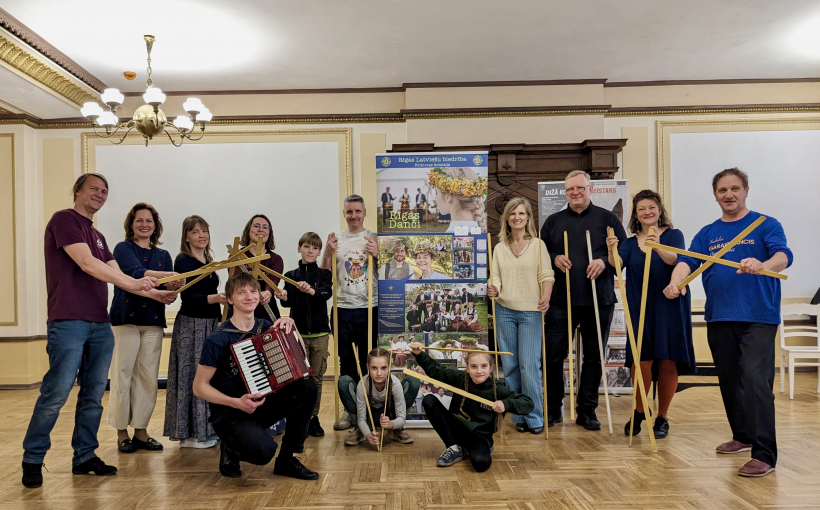 Dejas meistarklases dalībnieku kopbilde pēc Nabagu dejas.